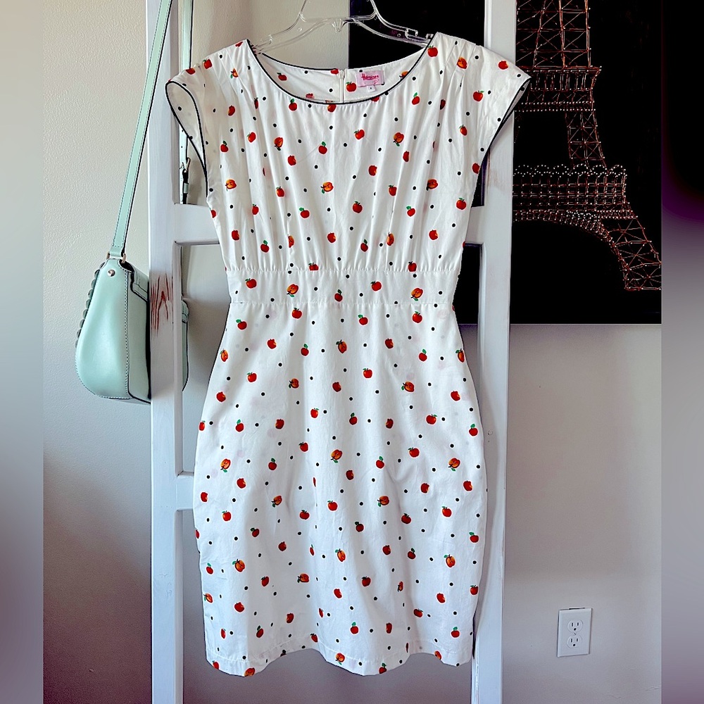 Adorable apple print dress. EUC